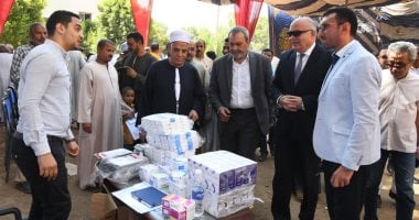  محافظ قنا يتفقد قافلة طبية بقرية أبو دياب في دشنا