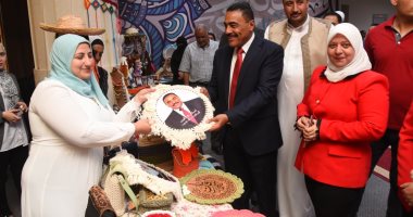 محافظ مطروح يتفقد معرض مشغولات أيادى مصرية.. صور 