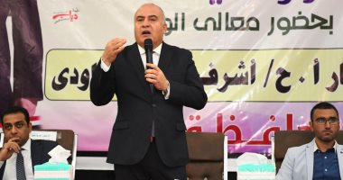 محافظ قنا يستعرض جهود الدولة فى تنفيذ المشروعات القومية ويبحث شكاوى المواطنين