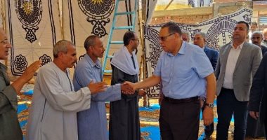 محافظ الشرقية يؤدى واجب العزاء لأسرة ضحايا "بهنباى" بالزقازيق