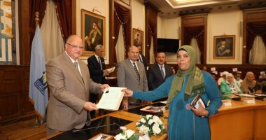 محافظ القاهرة يسلم 30 كشكا للمستحقين أسفل محور "شينزو آبى" ..صور