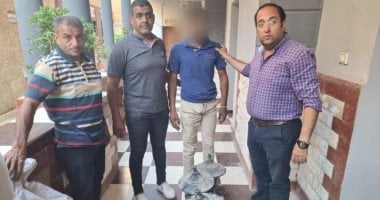الجيزة تضبط سارق الكلوبات والأباليك الكهربائية بممشى المريوطية السياحى.. صور