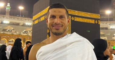 حمدي فتحي وطارق حامد يؤديان مناسك العمرة.. صور
