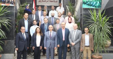 مركز التطوير المهنى يكرم رئيس جامعة الزقازيق على جهوده لإنجاح المراكز الجامعية