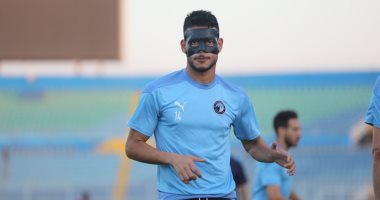 دونجا يرتدى "واقى للوجه" فى مران بيراميدز استعدادا لـ سموحة.. صور