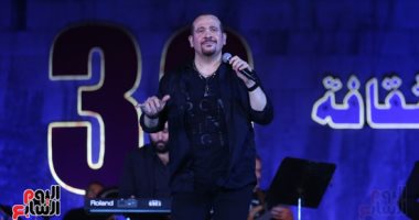 هشام عباس يتألق فى أولى حفلات مهرجان القلعة بأغانى "ليلة يا ليلة" و"يتربى فى عزو"..صور