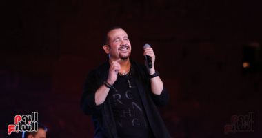 هشام عباس يفتتح حفل مهرجان القلعة بأغنية "عامل ضجة".. ولجمهوره: وحشتونى.. صور