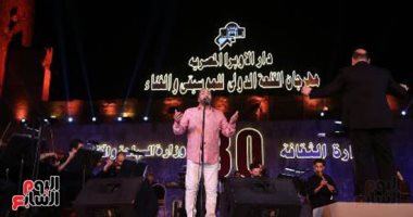 علي الحجار يتألق بحفل مهرجان القلعة بأجمل أغانيه ويرفع شعار كامل العدد.. صور