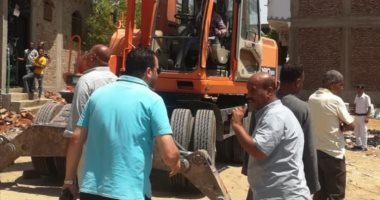 مدينة الأقصر تنفذ حالات إزالة فى المهد بالمخالفة للقانون.. صور
