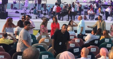 بدء توافد الجمهور على حفل عمر خيرت بالعلمين.. صور