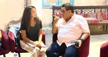 دنيا سمير غانم فى كواليس مسرحية "أنستونا" مع المخرج خالد جلال