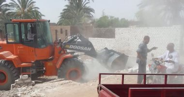 إزالة 14 حالة تعدى على أراضى أملاك الدولة وأراضي زراعية بإسنا.. صور