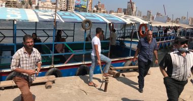 إزاى تتنقل بين محافظتين بجنيه واحد مع فسحة فى النيل؟.. معدية النقل النهرى وجهة المواطنين فى زفتي وميت غمر.. يستقلها الالاف يوميا للتنقل بين المحافظتين والتنزه بنهر النيل.. صور