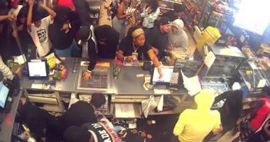 سلب ونهب لماركت فى لوس أنجلوس بولاية كاليفورنيا الأمريكية.. فيديو 