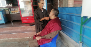 الزمن الجميل.. عم "أحمد" حلاق متجول بشوارع الدقهلية يتقاضى أجره "حبوب وغلال"