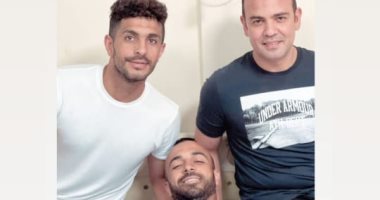 شاهد.. طبيب الأهلى يرافق أفشة أثناء جراحة الفتاق وأيمن أشرف يزوره