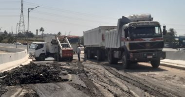 اتخاذ الإجراءات القانونية ضد سيارة نقل فرغت حمولة مخلفات بمحور عدلى منصور