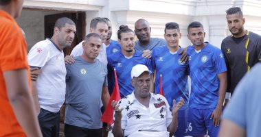 لفتة إنسانية.. الجهاز الفنى ولاعبو البنك الأهلي يلبون طلب مشجع سكندرى.. صور