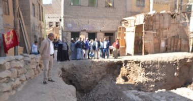 الأقصر تسيطر على الباحثين عن الثراء السريع بالتنقيب عن الآثار.. لجنة ثلاثية من الآثار وشرطة السياحة والمباحث تحبط 4 محاولات للتنقيب بجوار معبد خنوم بإسنا.. وضبط أصحاب المنازل و37 فردا يعملون بالحفر.. صور