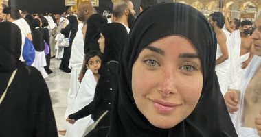 بصورة من أمام الكعبة المشرفة.. هنا الزاهد بعد أدائها مناسك العمرة: الحمد لله