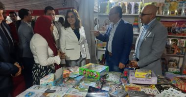 محافظ دمياط تتفقد أجنحة معرض الكتاب والأسعار تبدأ من جنيه واحد.. صور