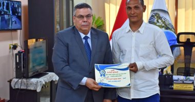 رئيس مياه الأقصر يكرم عامل صرف صحى لأمانته وإعادة مصوغات ذهبية لأصحابها