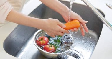 5 استخدامات مختلفة لبيكربونات الصوديوم.. منها تنظيف الخضراوات وإزالة البقع