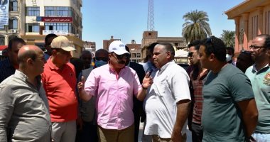 محافظ أسوان خلال جولته: "أنا مش نازل الشارع علشان مصالح المواطنين تتعطل"