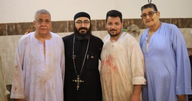 أقباط إسنا يتوافدون على كنيسة السيدة العذراء ويقدمون النذور والذبائح