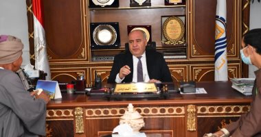 محافظ قنا يواصل استقبال المواطنين يوميا بمكتبه لبحث الشكاوى