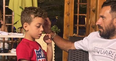 على معلول يستمتع بالإجازة بصحبة نجله كريم قبل العودة إلى الأهلى.. صور