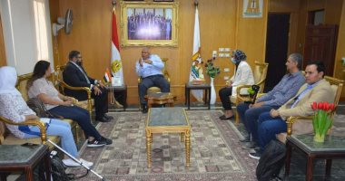 محافظ الوادى الجديد يلتقى وفدى "التجارة والصناعة" و"we" في ختام زيارتهم للمحافظة