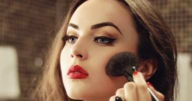 هل المكياج يعرضك لظهور تجاعيد ومشاكل في العين؟.. تقرير يوضح