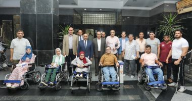 جامعة الزقازيق تسلم كراسى متحركة وأطرافا صناعية للطلاب من ذوى الهمم.. صور