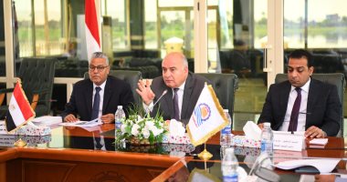 محافظ قنا يترأس اجتماع لجنة تنفيذ المبادرة الوطنية للمشروعات الخضراء والذكية