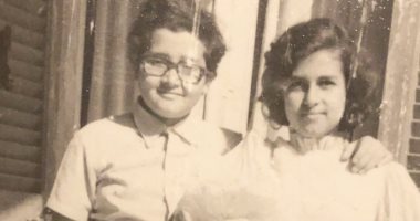 رحلة عبر الزمن.. سيمون برفقة شقيقها فى صورة من طفولتهما