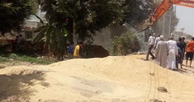محافظة القاهرة تزيل التعديات والإشغالات بشارع حسين كامل فى مصر الجديدة