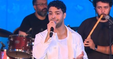 أحمد جمال يبدأ حفل مهرجان القلعة بأغنية "اضحكي" ويلتقط صورا مع ذوي الهمم