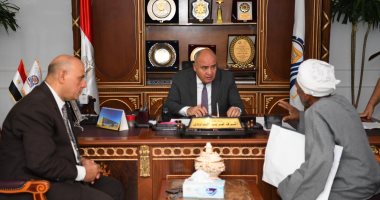 محافظ قنا يستقبل 145 مواطنا بمكتبه لبحث طلباتهم وشكاواهم