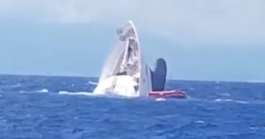 لحظة غرق يخت فاخر بالقرب من شواطئ إيطاليا.. فيديو وصور
