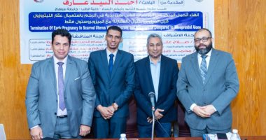 رئيس جامعة سوهاج يشهد مناقشة رسالتى ماجستير لطبيبين.. صور
