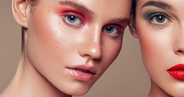رسم النمش والحواجب الفوضوية أبرز اتجاهات المكياج لعام 2022.. ممكن تجربيهم؟