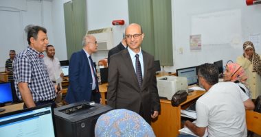 رئيس جامعة أسيوط يتابع تسجيل الطلاب الراغبين في الالتحاق بالدراسة بالجامعة الأهلية