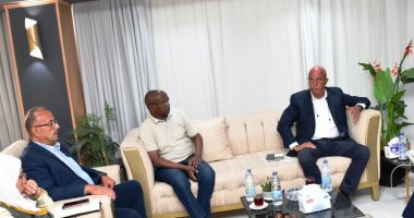 محافظ أسوان يستعرض مشروع دواجن التسمين ببنبان وفتح أكبر منفذ للتداول