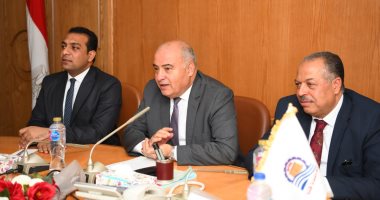 محافظ قنا يبحث تحسين مشروعات مياه الشرب والصرف الصحى بعدد من القرى