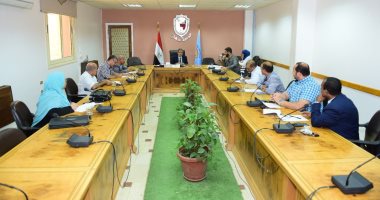رئيس جامعة سوهاج يجتمع بمجلس إدارة وحدة علاج أعضاء هيئة التدريس 