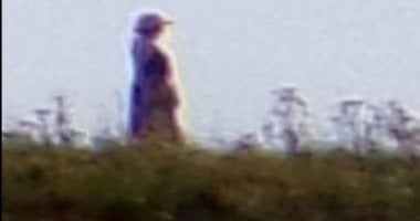حقيقة ولا خيال؟.. بريطانية تلتقط صورة مرعبة أمام مقابر تاريخية تزعم إنها لـ"شبح"