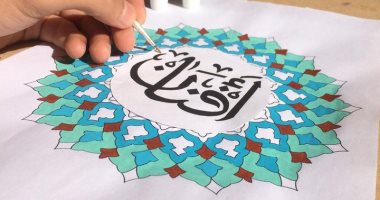 "أحمد" يهوى رسم اللوحات بطريقة المانديلا أبيض وأسود وألوان
