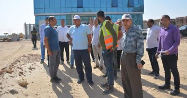 محافظ الوادى الجديد يتفقد مجمع المصالح الحكومية ومشروع زراعة الكثبان الرملية