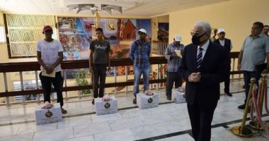 محافظ جنوب سيناء يلتقى عمال النظافة بالطور